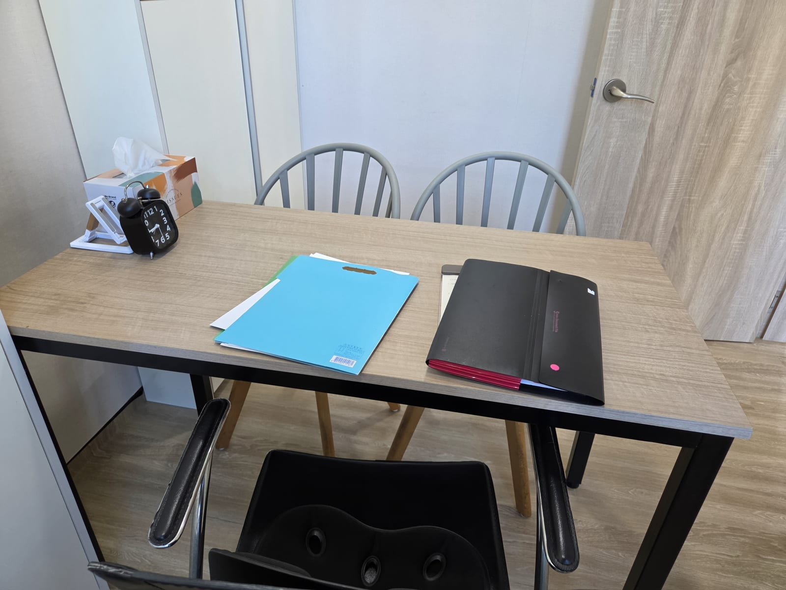 평가받는 두려움을 넘어선 리더의 고백, 스토아 철학이 이끄는 진솔한 자기 직면과 내면의 자유 관련 이미지